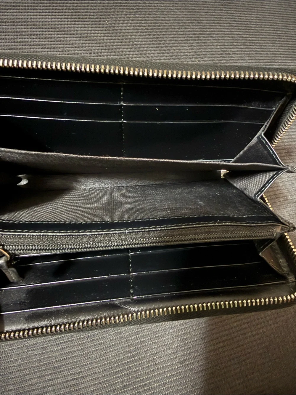 Gucci Black Embossed GG Leather Zip Wallet with Double G silver tone hardware - Picture 7 of 9